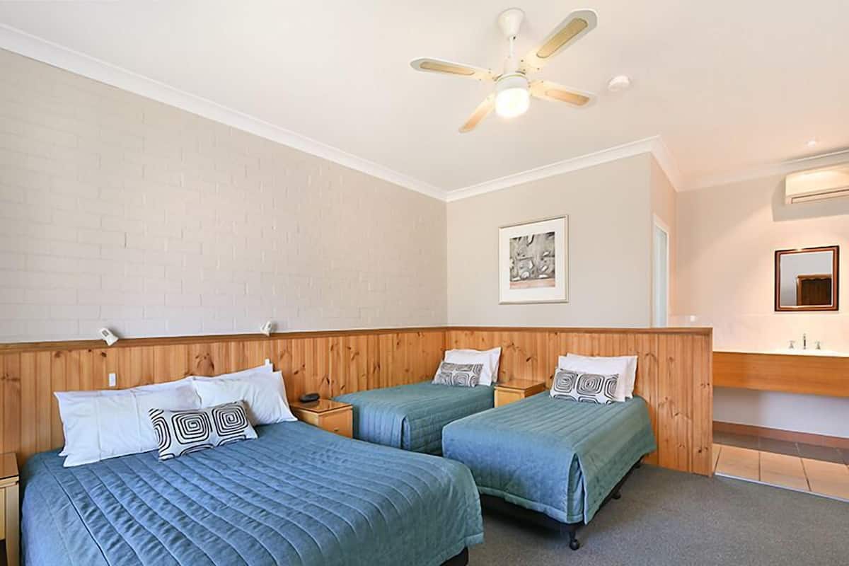 Iron/ironing board, free WiFi, bed sheets