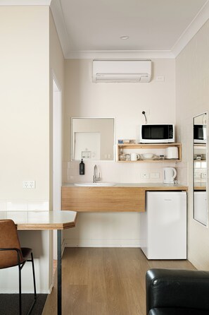 Deluxe kamer, 1 queensize bed | Privékitchenette | Een koelkast, een microgolfoven, een koffiezetapparaat/waterkoker