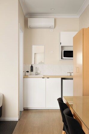 Deluxe Twin kamer | Privékitchenette | Een koelkast, een microgolfoven, een koffiezetapparaat/waterkoker