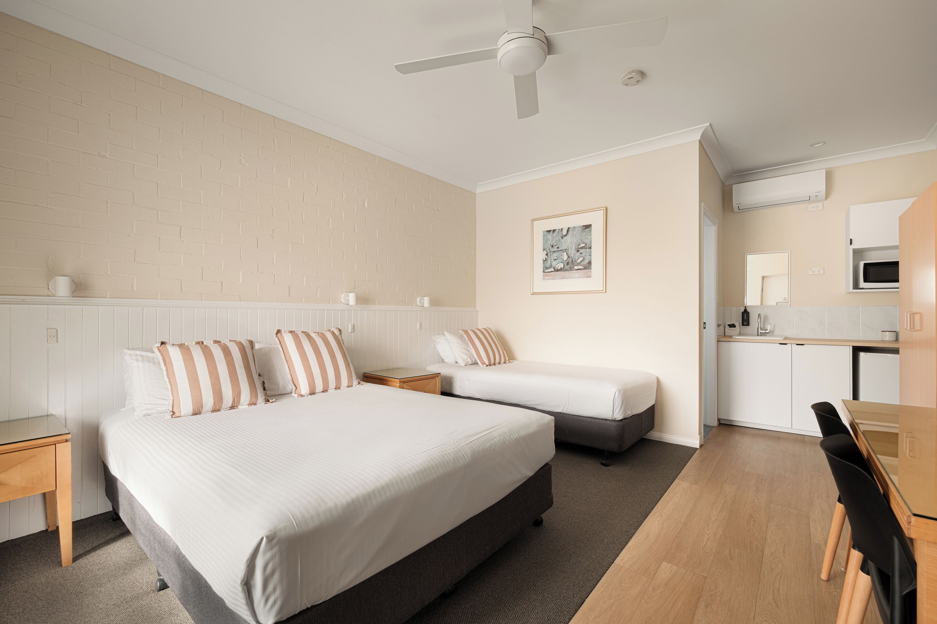 Habitación Deluxe con 2 camas individuales | Tabla de planchar con plancha, wifi gratis, ropa de cama