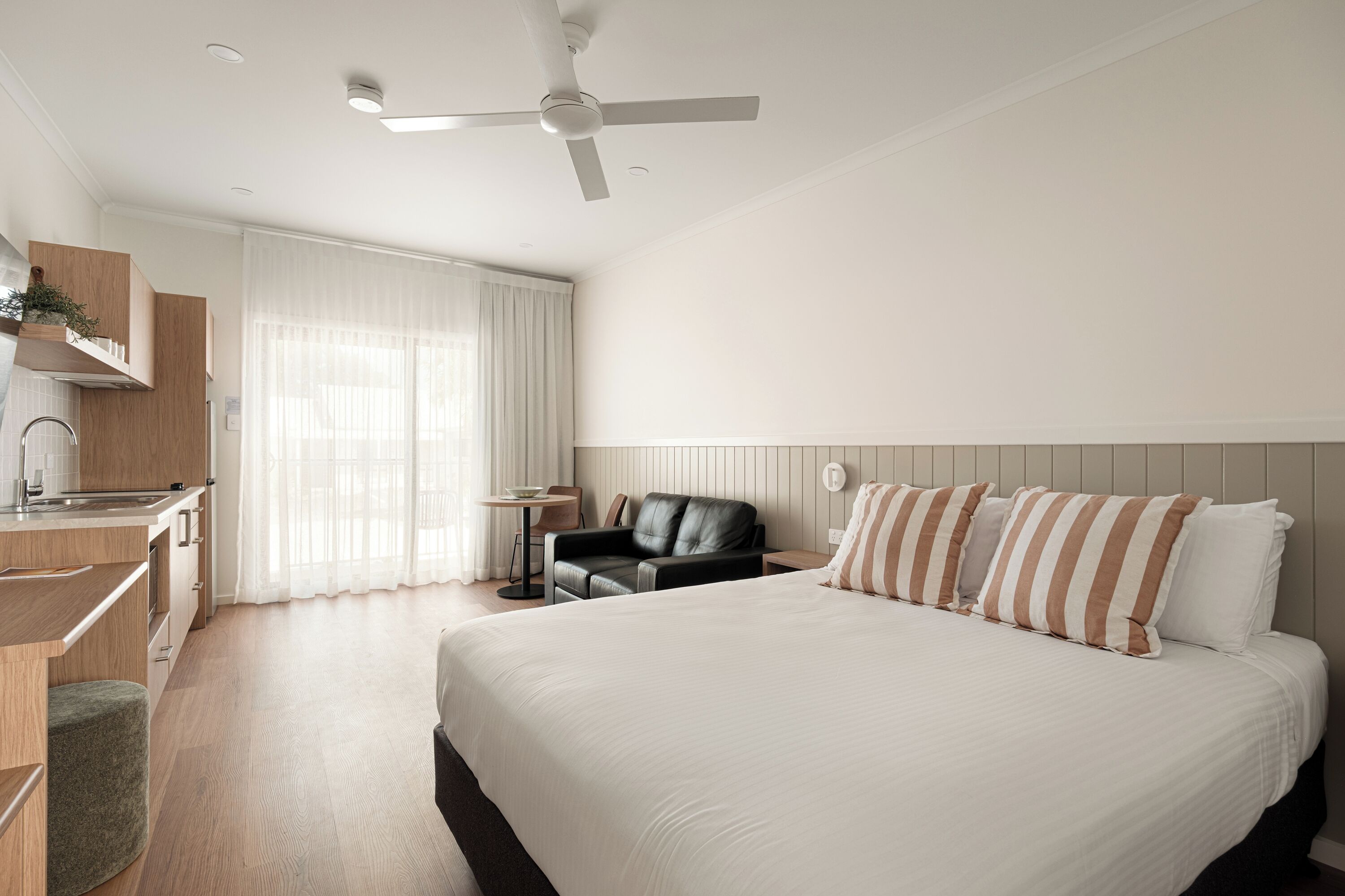 Habitación | Tabla de planchar con plancha, wifi gratis y ropa de cama 