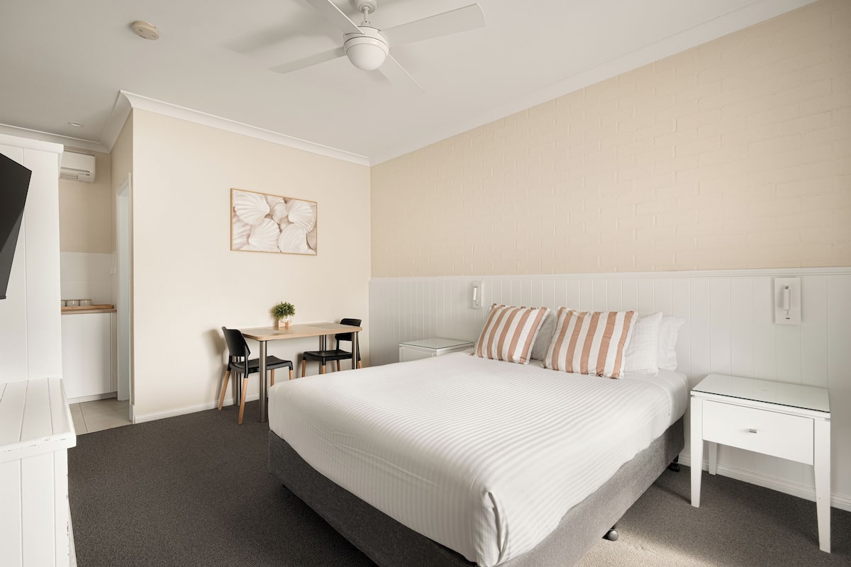Habitación | Tabla de planchar con plancha, wifi gratis y ropa de cama