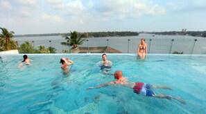 Una piscina al aire libre, una piscina con borde infinito