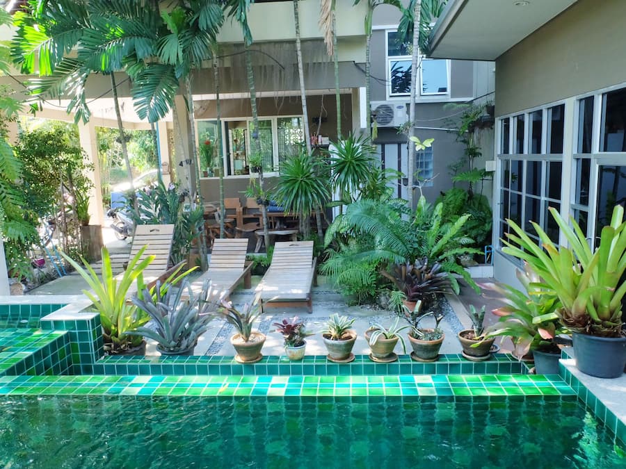 Una piscina al aire libre