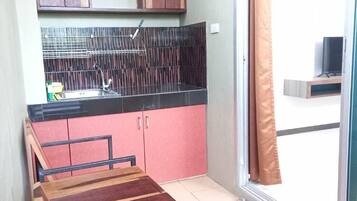 Deluxe Room, 1 Double Bed | Private kitchen | Fridge, microwave, coffee/tea maker, electric kettle