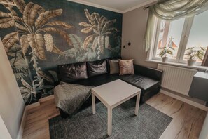 Family room - 1 queensize bed with sofa bed (Pets allowed) | Individuelt dekorert, individuelt innredet og strykejern/-brett