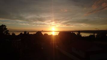 Tweepersoonskamer, balkon, uitzicht op meer | Individueel gedecoreerd, individueel gemeubileerd