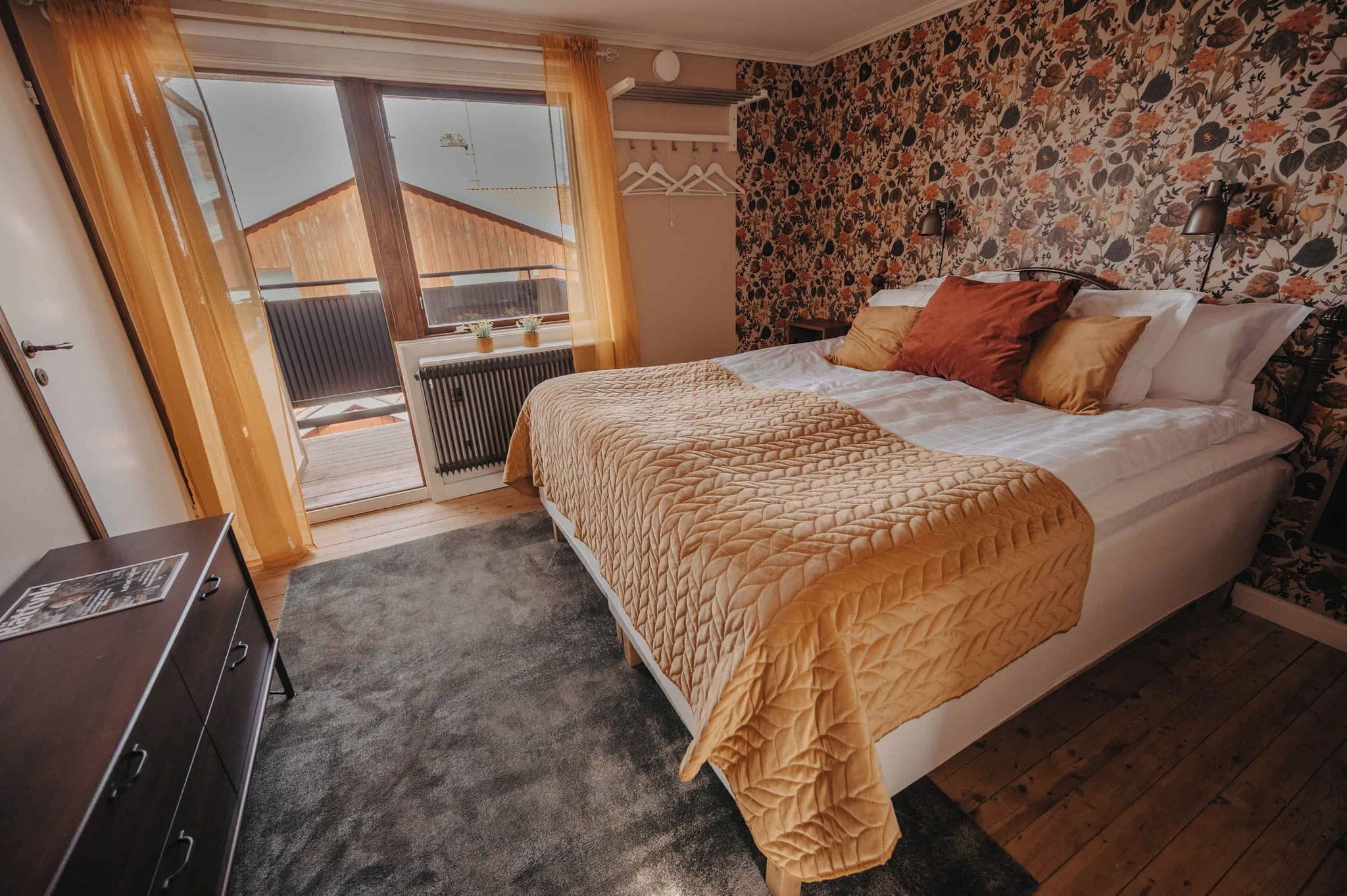 Dubbelrum - balkong - sjöutsikt | Individuell inredning, unika möbler och strykjärn/strykbräda