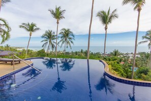 Una piscina al aire libre, una piscina infinita
