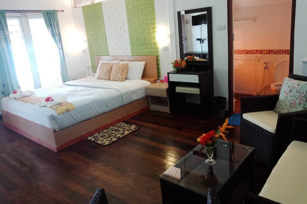 Sea View Deluxe | In-room safe, rollaway beds (surcharge), WiFi (free), bed sheets
