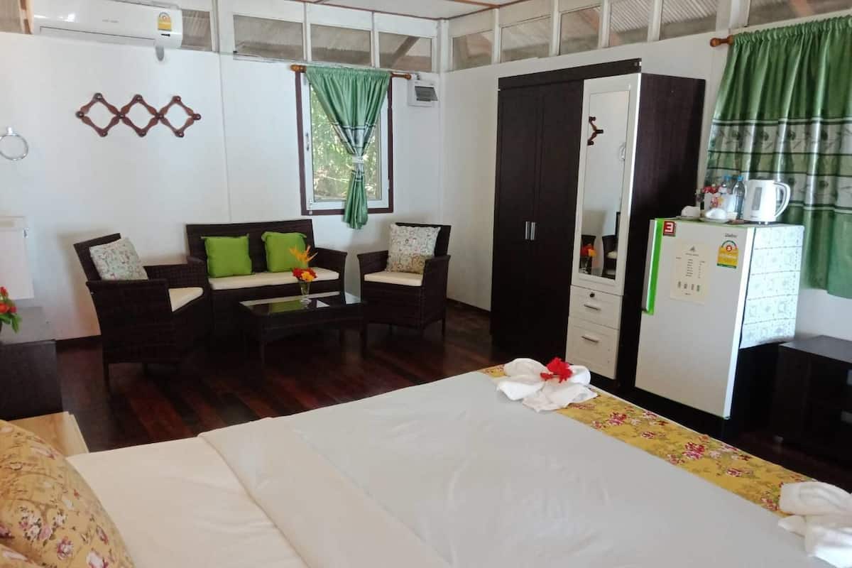 House, Bathtub | In-room safe, rollaway beds (surcharge), WiFi (free), bed sheets