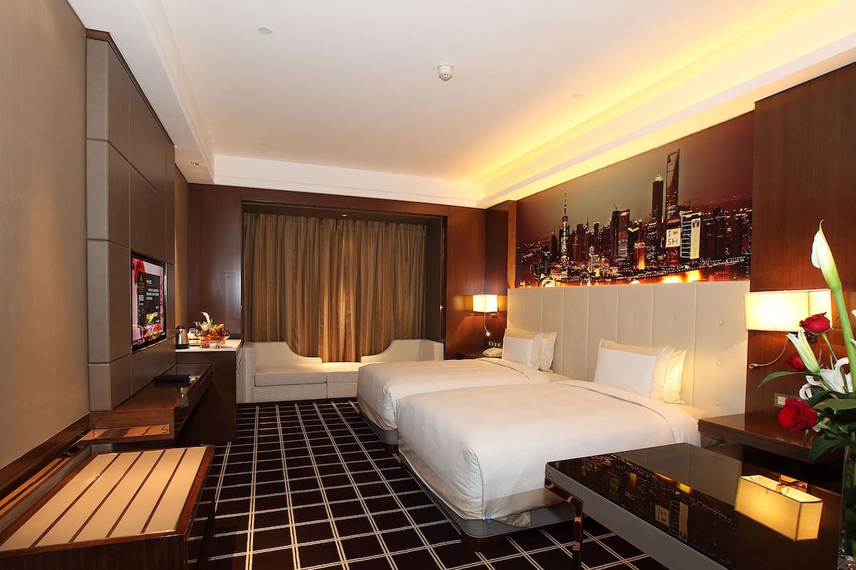 1 bedroom, premium bedding, down comforters, pillowtop beds