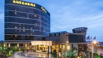 Fachada de la propiedad por la tarde o noche