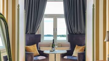 Suite Seaview and Balcony | Wohnbereich | Flachbildfernseher
