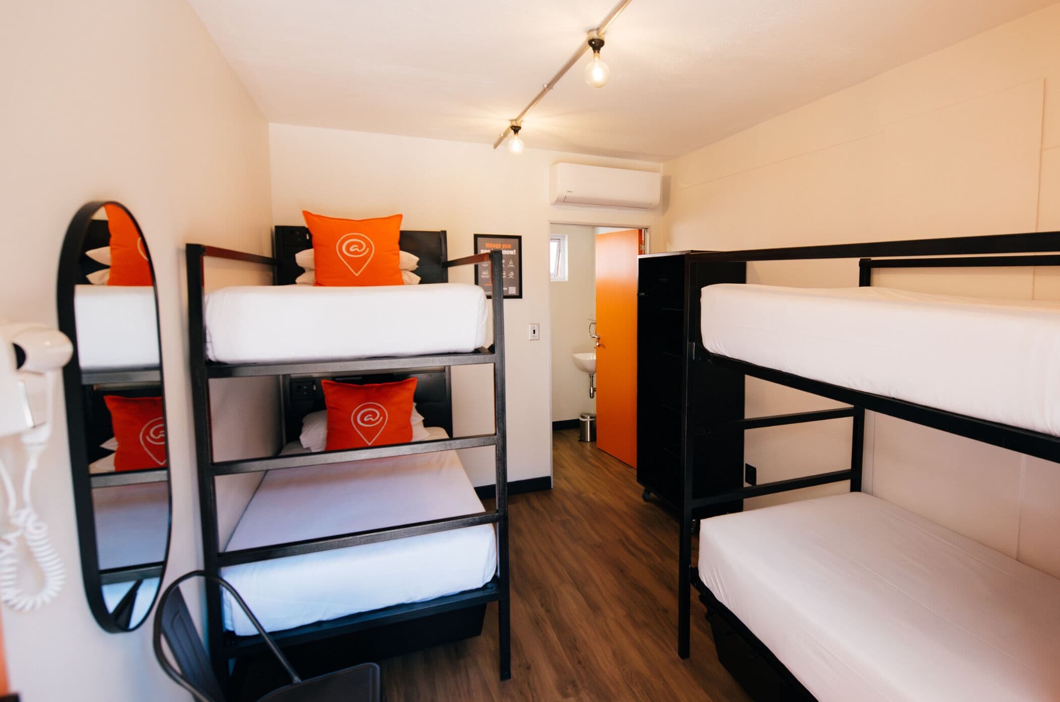 Felles sovesal, kun for kvinner (4 Bed, En-suite) | Strykejern/-brett, wi-fi (inkludert) og sengetøy