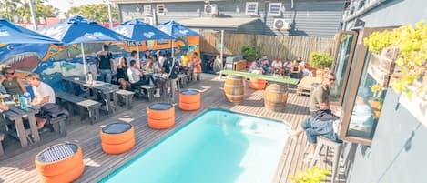 Una piscina al aire libre, sombrillas