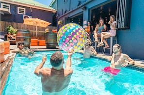 Outdoor pool, pool umbrellas - never at home Green Point (Cape Town)