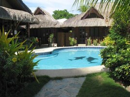 Una piscina al aire libre