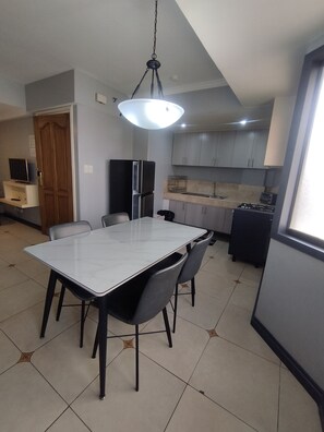 Phòng Suite Superior, 2 phòng ngủ | Khu vực ăn uống tại phòng