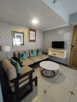 高级套房, 2 间卧室 | 起居区 | 32-英寸LED 电视 （配备有线频道）、电视