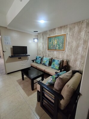 Suite Supérieure, 2 chambres | Coin séjour | Télévision LED de 32 pouces avec chaînes par câble, télévision