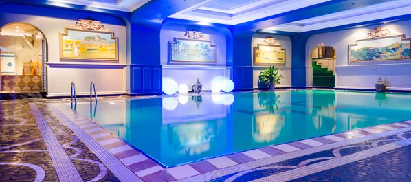 Piscina interna, piscina externa, espreguiçadeiras