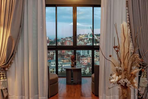 Senior Suite, 1 Bedroom, Non Smoking, City View | Premium bedding, minibar, in-room safe, soundproofing