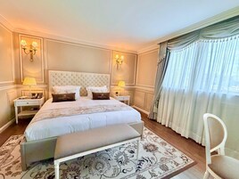 Ropa de cama de alta calidad y minibar 