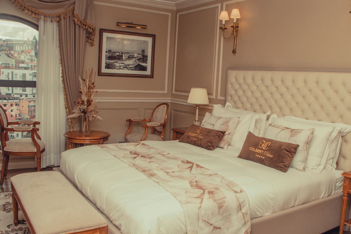 Suite – senior, 1 soverom, ikke-røyk, byutsikt | Sengetøy av topp kvalitet, minibar, safe på rommet og skrivebord