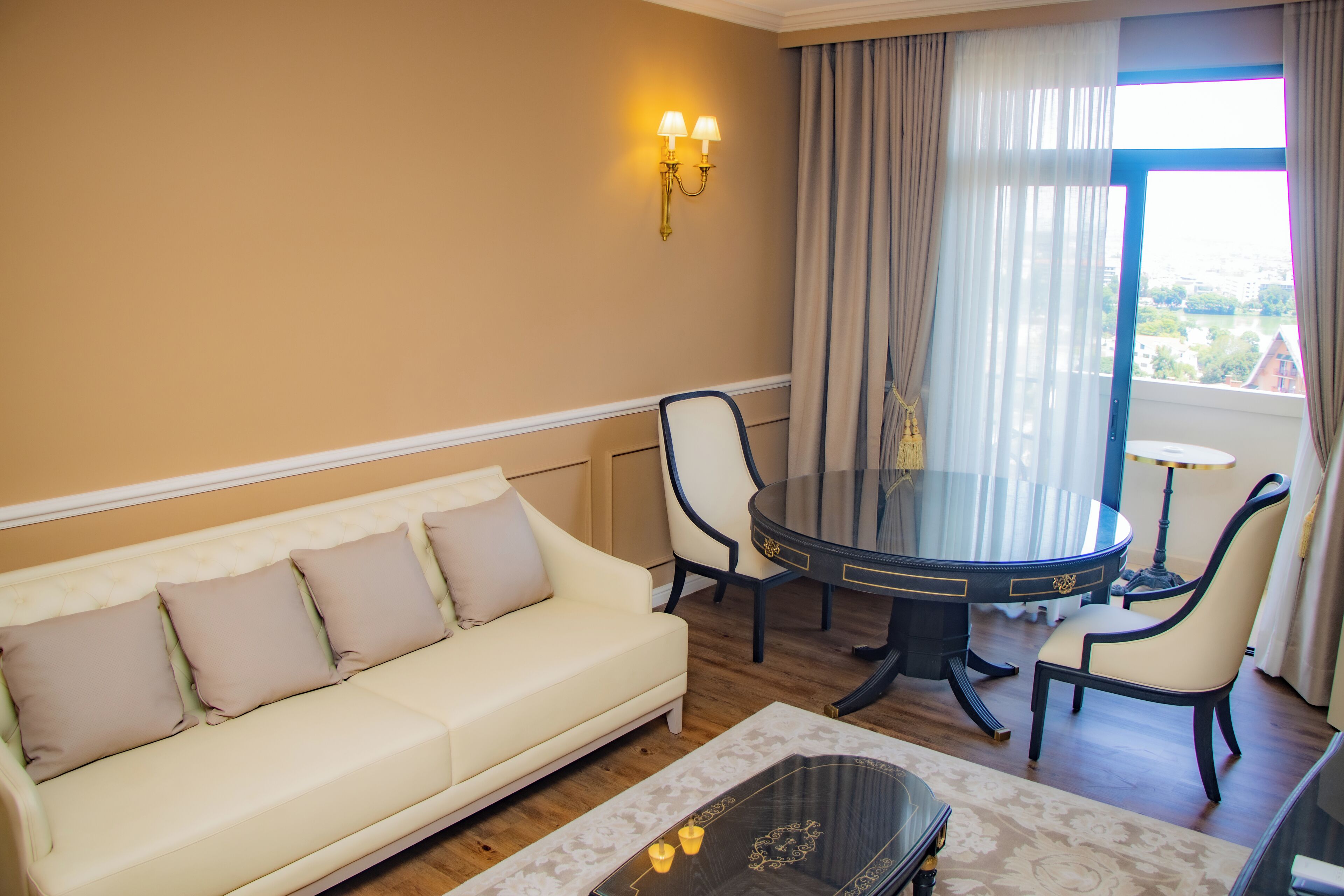 Studiosuite – executive | Oppholdsområde | En 40-tommers Flatskjerm-TV med Parabol-TV samt TV