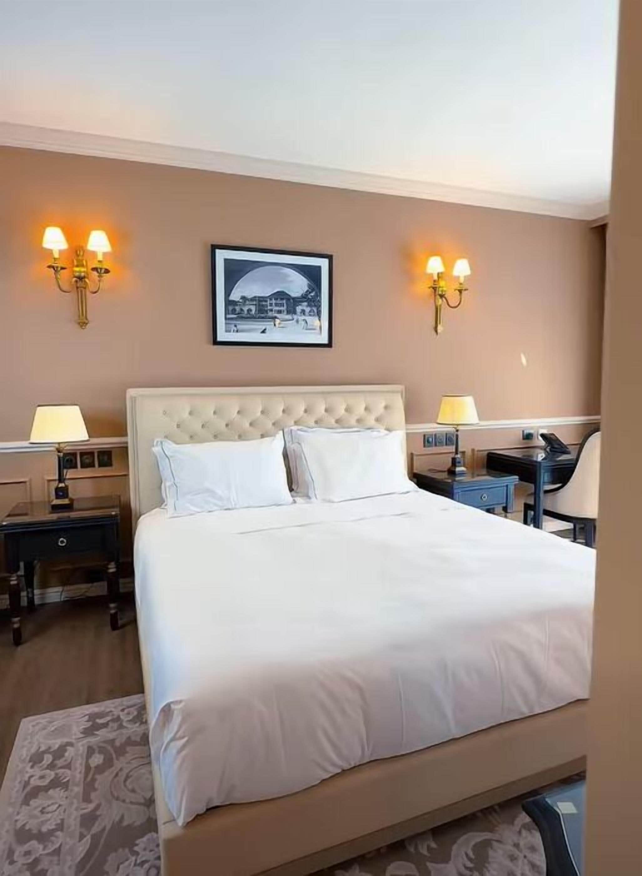 Ropa de cama de alta calidad, minibar, caja fuerte y escritorio