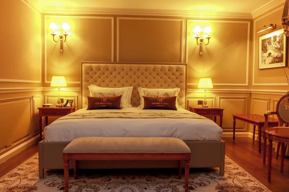 Senior-Suite, 1 Schlafzimmer, Nichtraucher, Stadtblick | 1 Schlafzimmer, hochwertige Bettwaren, Minibar, Zimmersafe