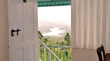 Lake View Double | Desk, free WiFi, bed sheets