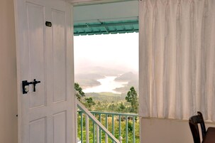 Quarto casal executivo, 1 cama King, para fumantes, vista para o lago | Escrivaninha, Wi-Fi de cortesia, roupa de cama