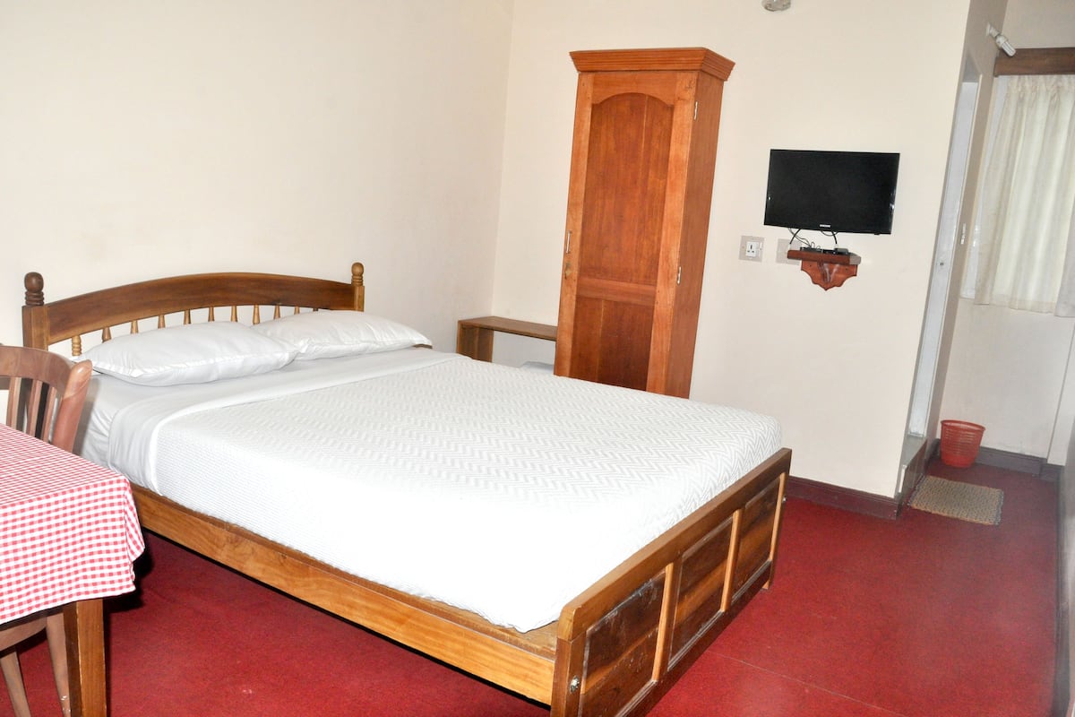 Standard Double Room | Desk, WiFi (free), bed sheets