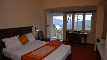 Lake View Double | Desk, free WiFi, bed sheets