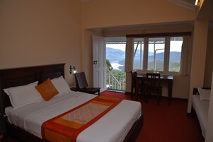 Quarto casal executivo, 1 cama King, para fumantes, vista para o lago | Escrivaninha, Wi-Fi de cortesia, roupa de cama