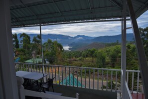 Lake View Double | Desk, free WiFi, bed sheets