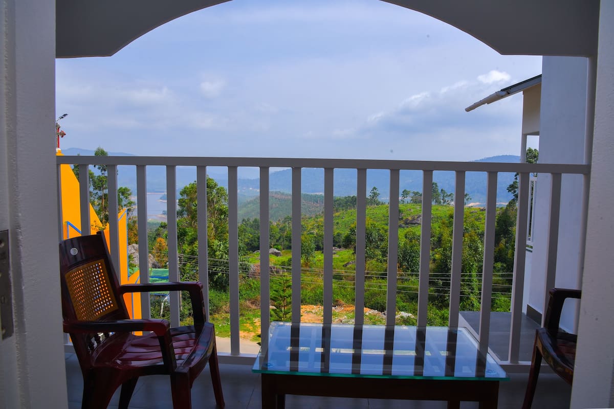 Lake View Double | Desk, WiFi (free), bed sheets