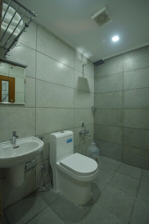 Shower, free toiletries, towels - Lakezone Holiday Resort (Devikolam)