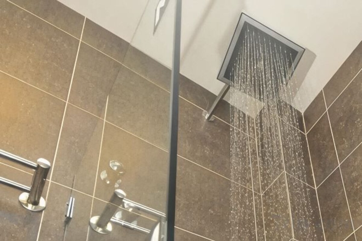 Kamar mandi | Shower, pengering rambut, sandal, dan kloset