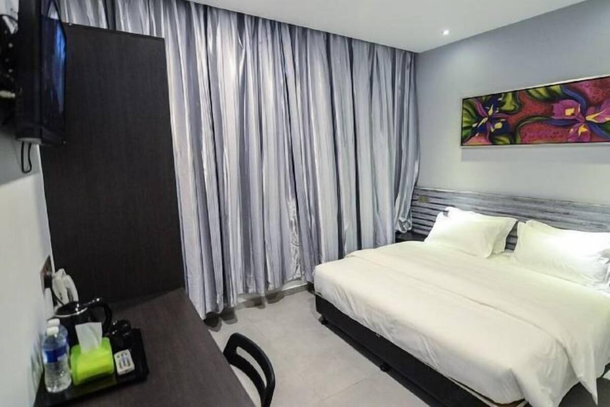 Premium bedding, minibar, in-room safe, desk