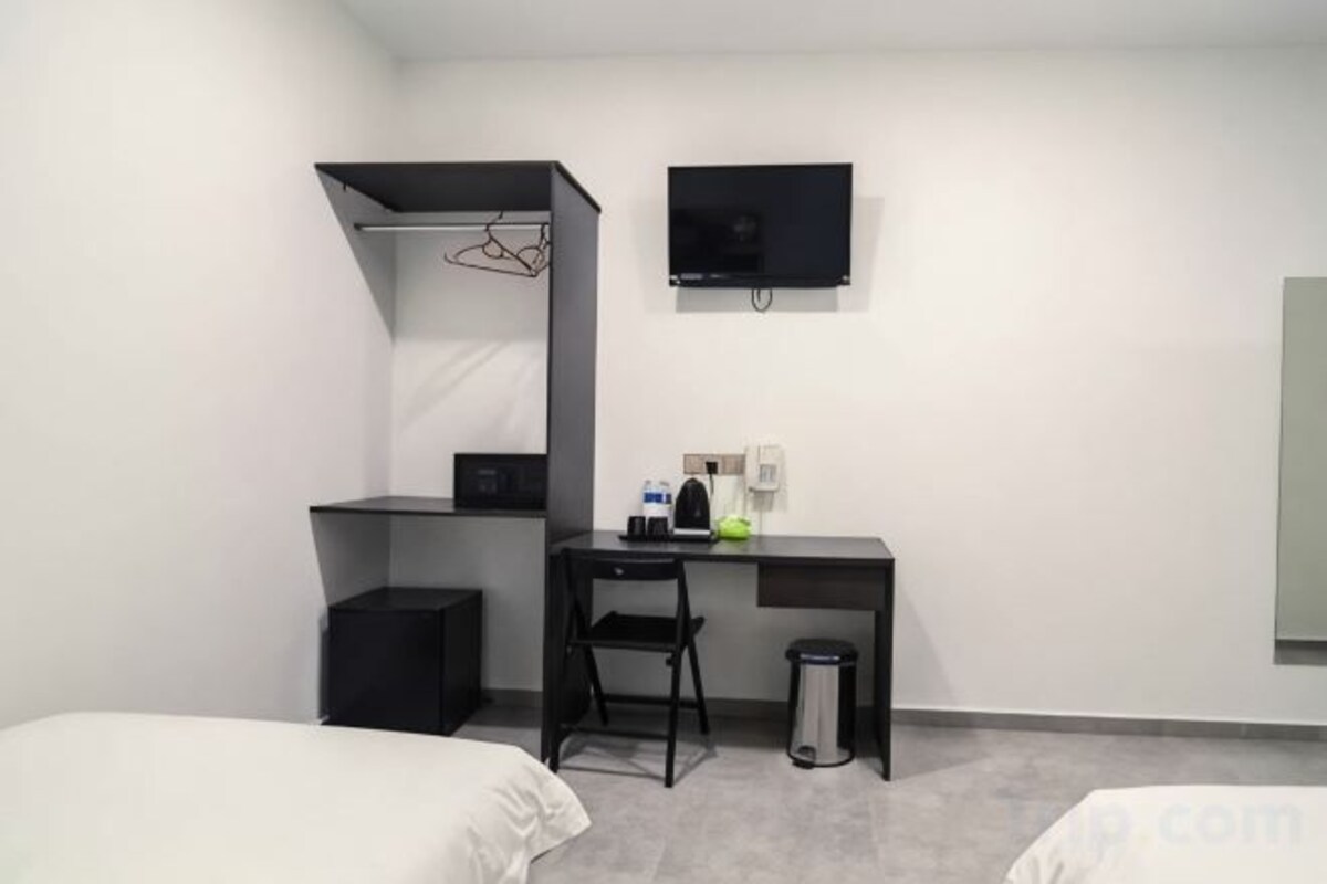 Seprai premium, minibar, brankas, dan meja kerja