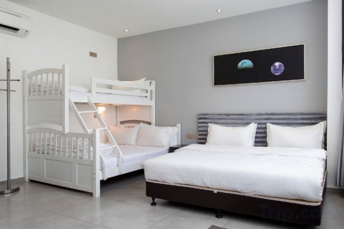 Seprai premium, minibar, brankas, dan meja kerja