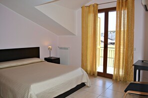 双人房 | 办公桌、婴儿床