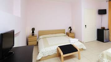 Double Room | Desk, cribs/infant beds