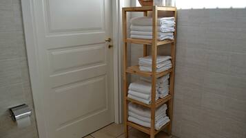 四人房 | 浴室服务设施 | 淋浴设施、免费洗浴用品、吹风机、毛巾