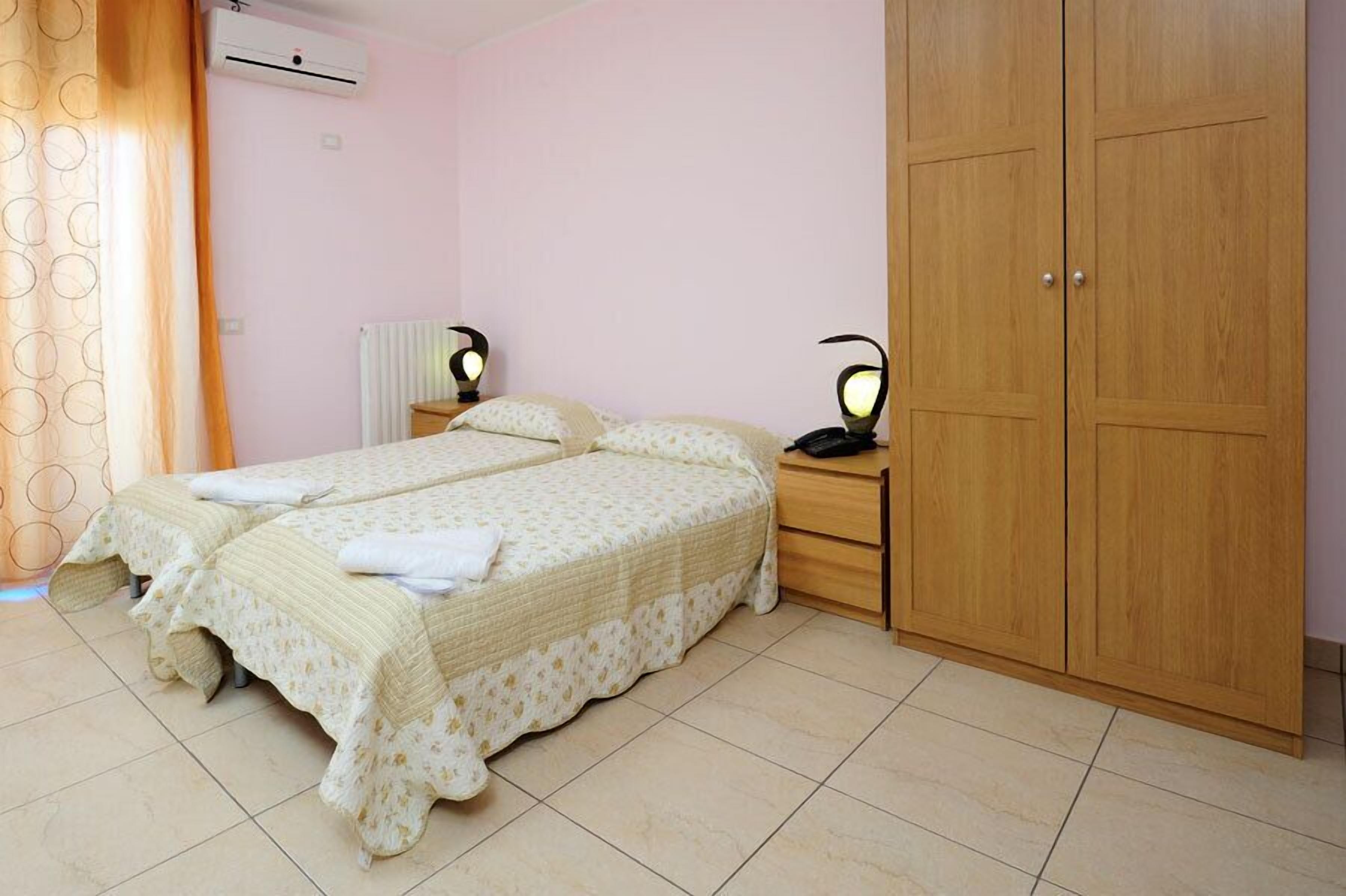 Quadruple Room | Desk, cots/infant beds
