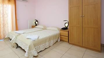 Quadruple Room | Desk, cots/infant beds