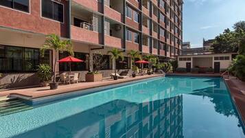 Una piscina al aire libre